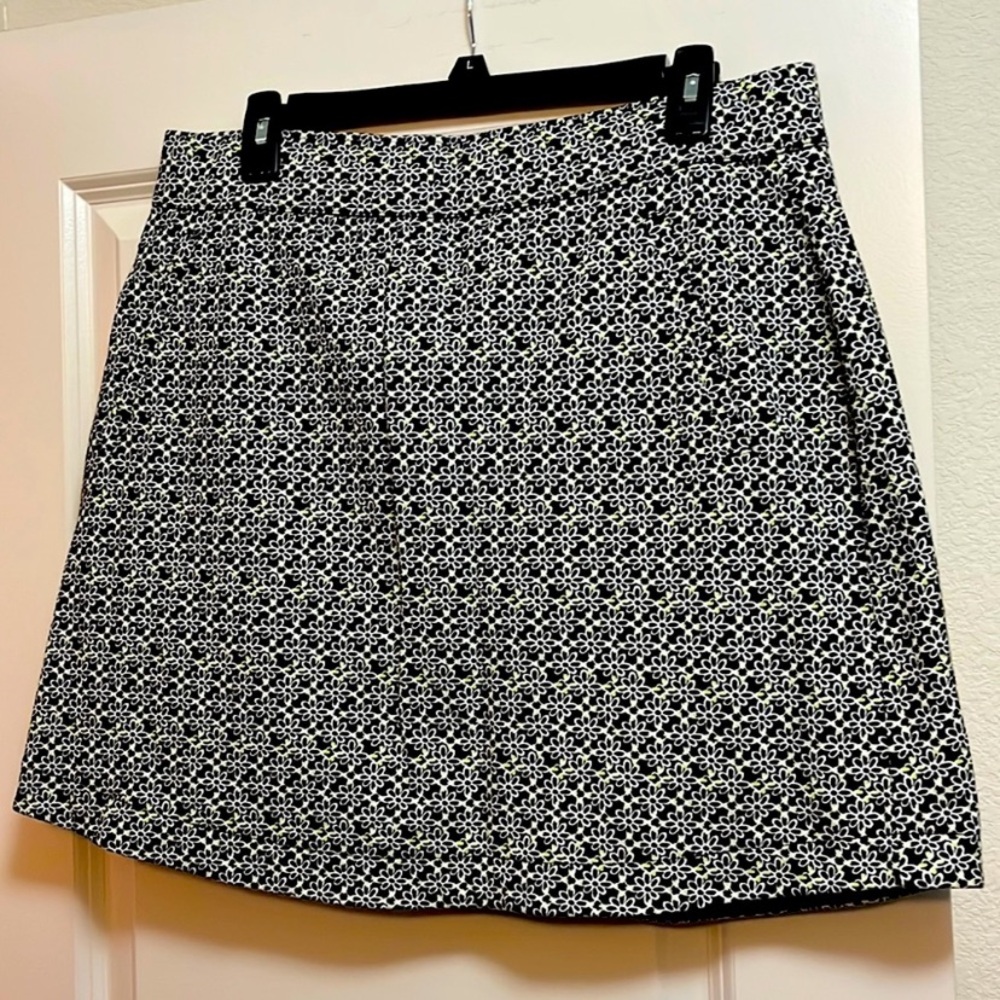 Talbots Stylish Black & White Floral Skort 2 Front Pocks 1 Back Pocket